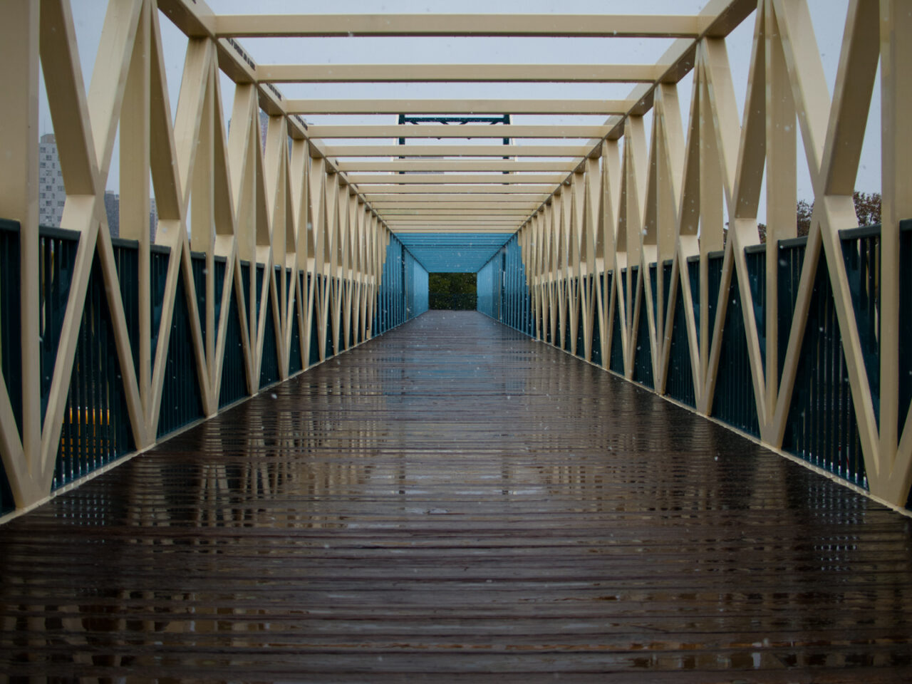 Bridge Tagtober 2009 photo: A colorful pedestrian bridge in light snow